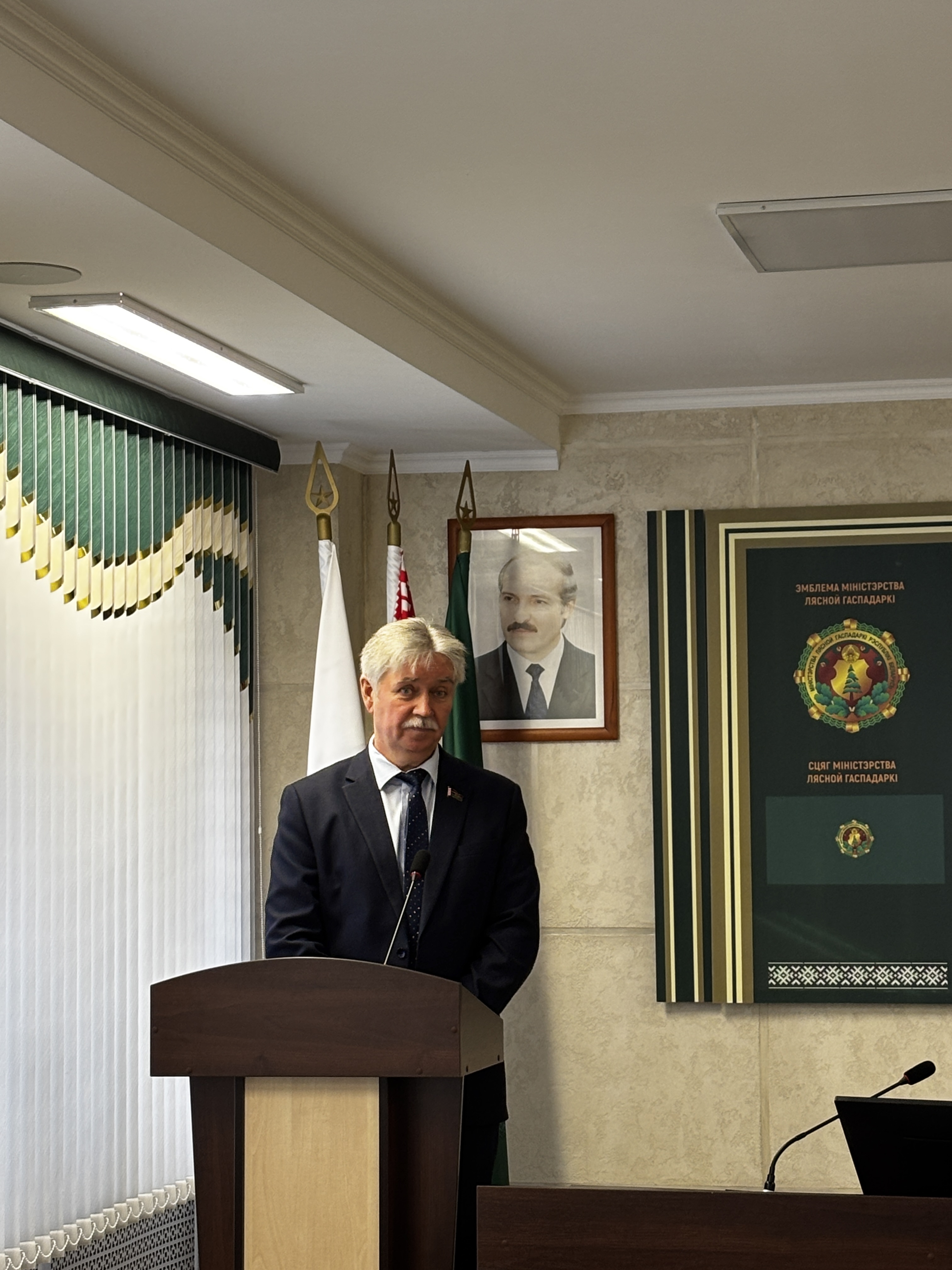 Депутат Палаты представителей Национального собрания Республики Беларусь Александр Стома провёл встречу с коллективом Ушачского лесхоза. 