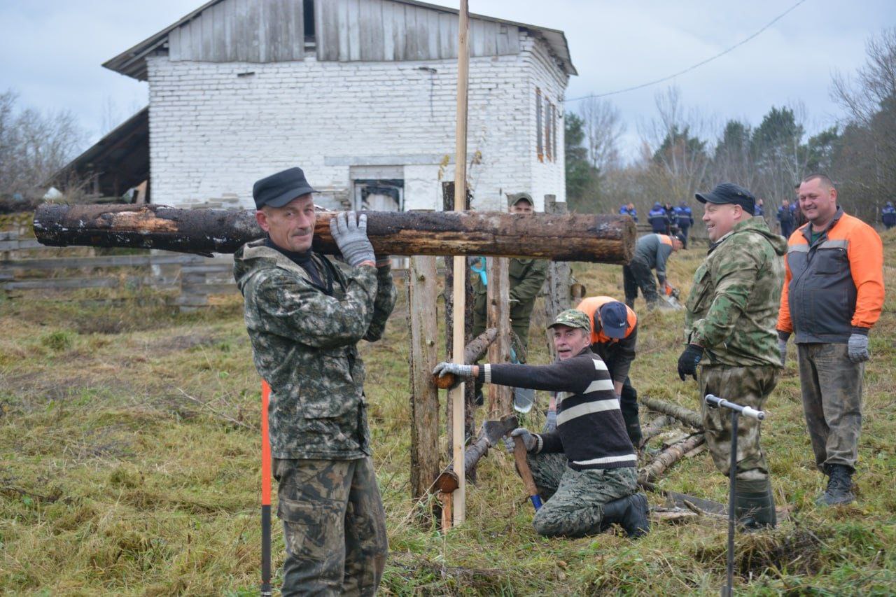 Друзья! Работники Ушачского лесхоза вместе с детьми на субботнике!