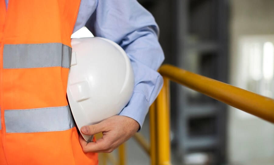 Обеспечение безопасных условий труда остается ключевой задачей. В Беларуси принят комплексный план по охране труда на 2026 год